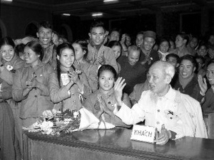 La Serbie remet au Vietnam des photos du Président Hô Chi Minh